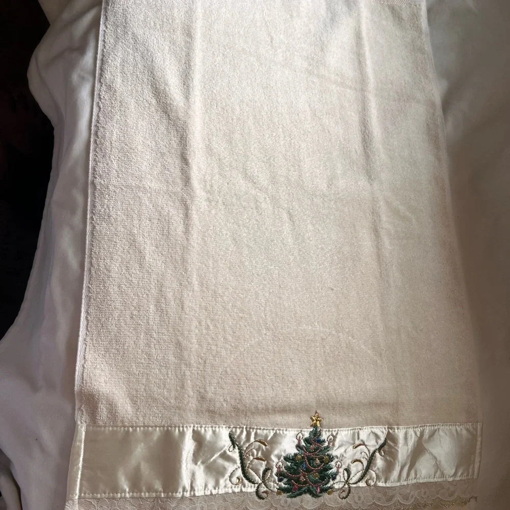 Made in USA lot Of 3 Vintage Cream Christmas Tree towels. sparkling condition